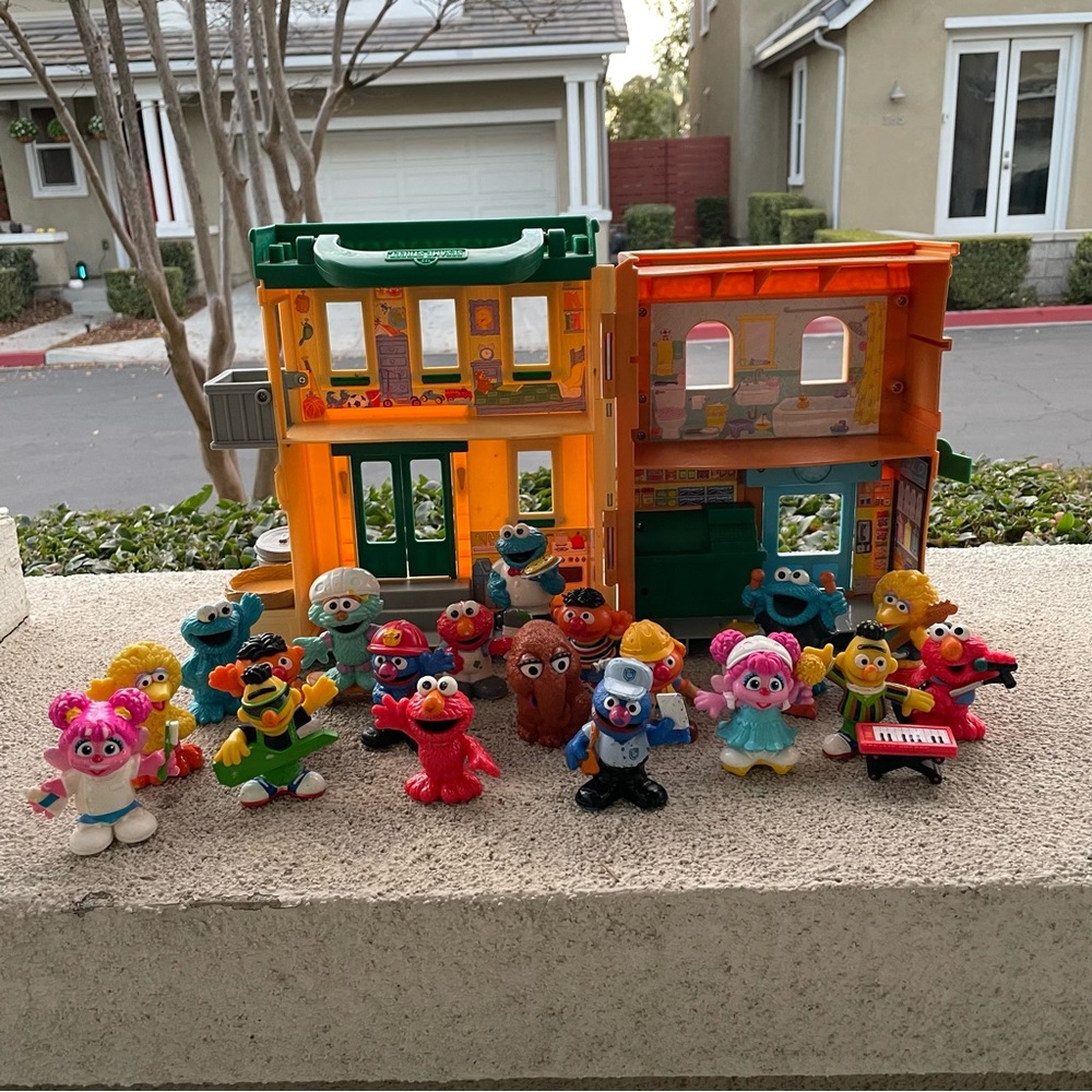 Hasbro Sesame Street Neighborhood - Mr. Hooper’s store and apartment building